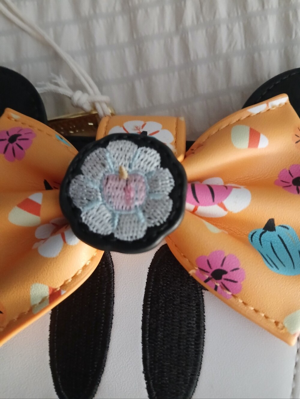 NWT LOUNGEFLY DISNEY MINNIE MOUSE WALLET WITH PUMPKINS AND CANDY CORN HARDTAG - Picture 4 of 5